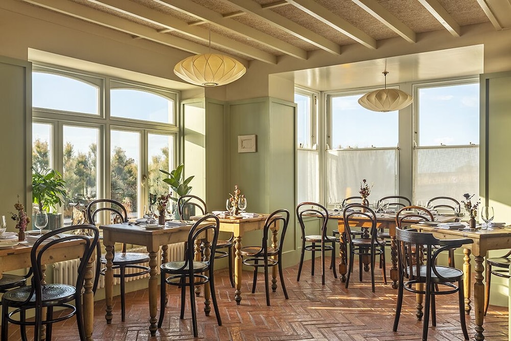 Fort Road Hotel 27/40