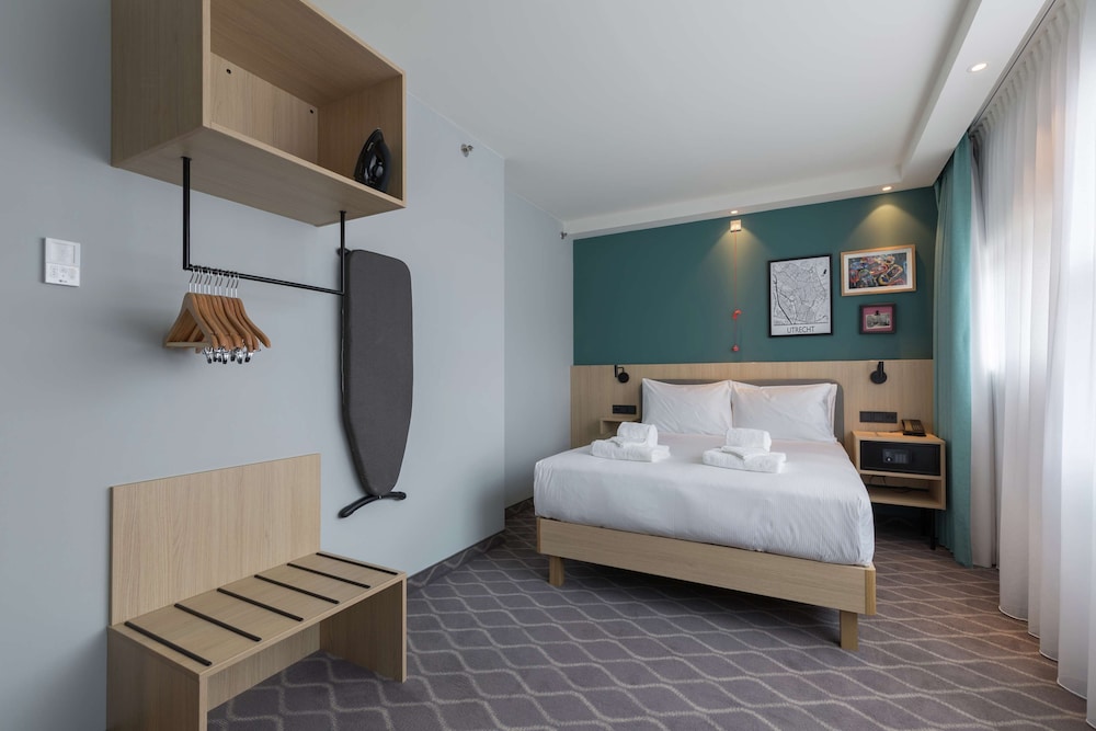 STANDARD, QUEEN BED, ACCESSIBLE