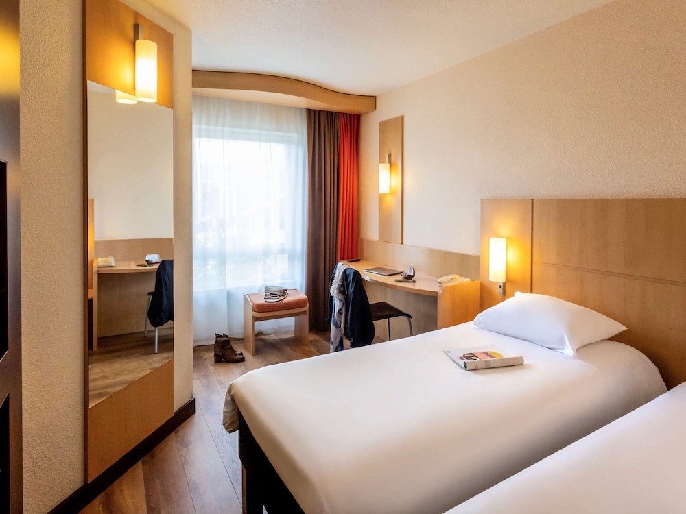 ROOM, TWIN BEDS