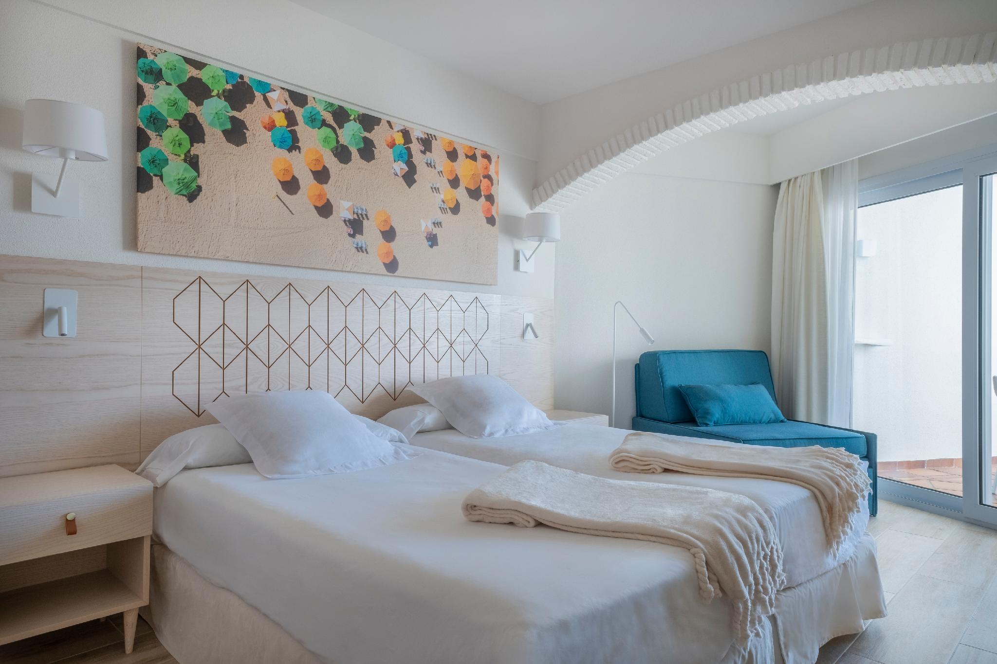 Connecting, 4 Beds, Lateral Side Sea View