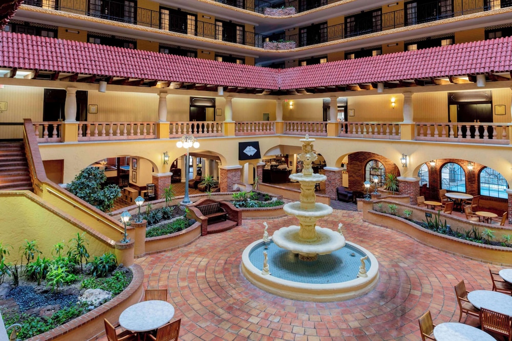 Embassy Suites by Hilton Kansas City Plaza 61/64