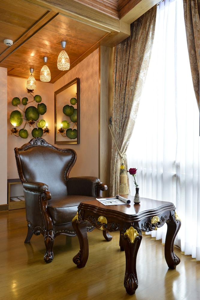 Peak Nimman Prestige Hotel 40/68