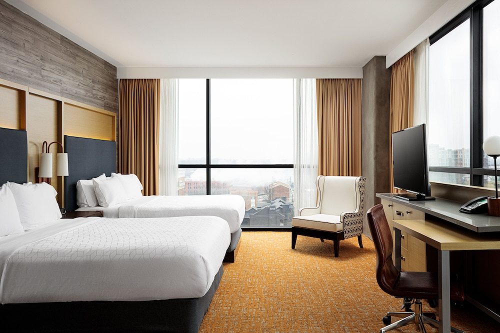 Holiday Inn & Suites Nashville Downtown Broadway 26/82