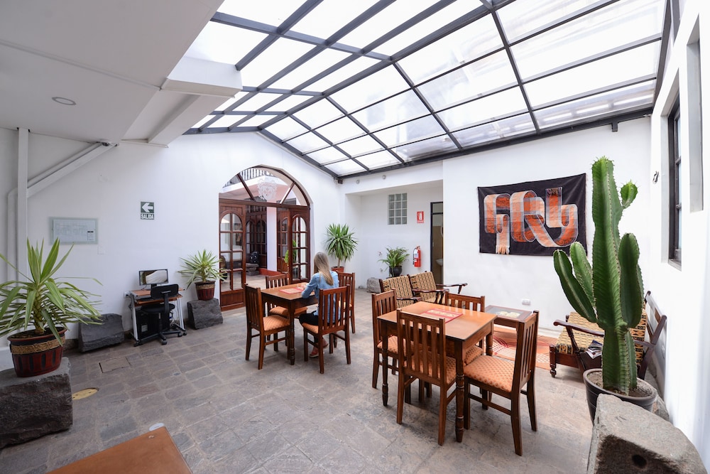 Yabar Hotel Plaza 47/65