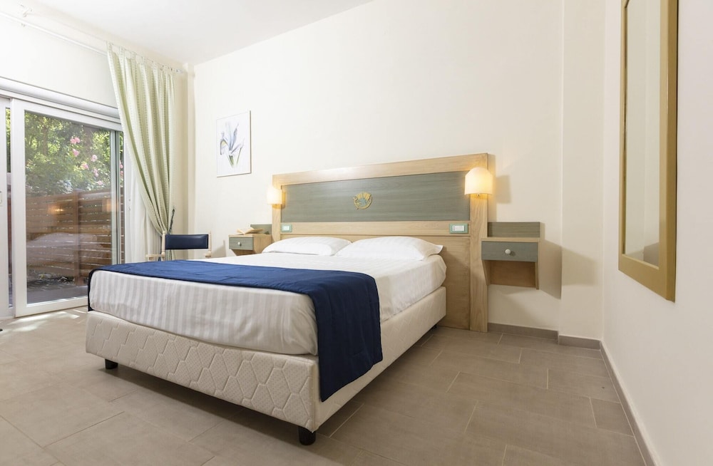 SUMMIT HOTEL 17/70