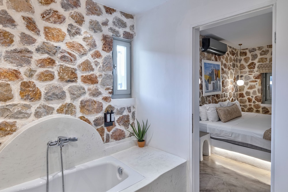 2 Bedrooms, Exclusive, Villa, 2 King Beds, Hill View, Sofa, Private Pool، Desiterra Santorini 7/10
