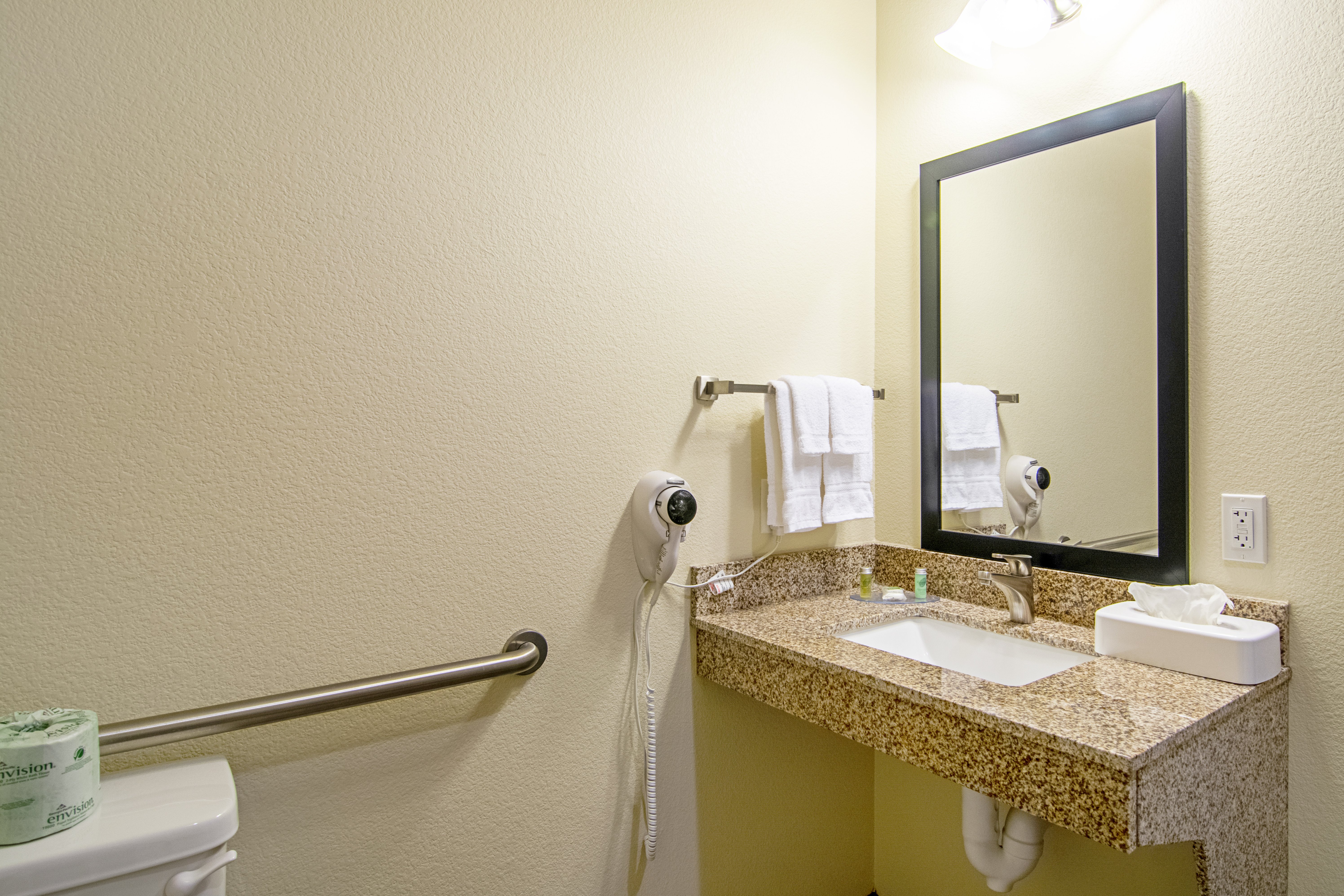 Cobblestone Hotel & Suites - Paxton 61/63