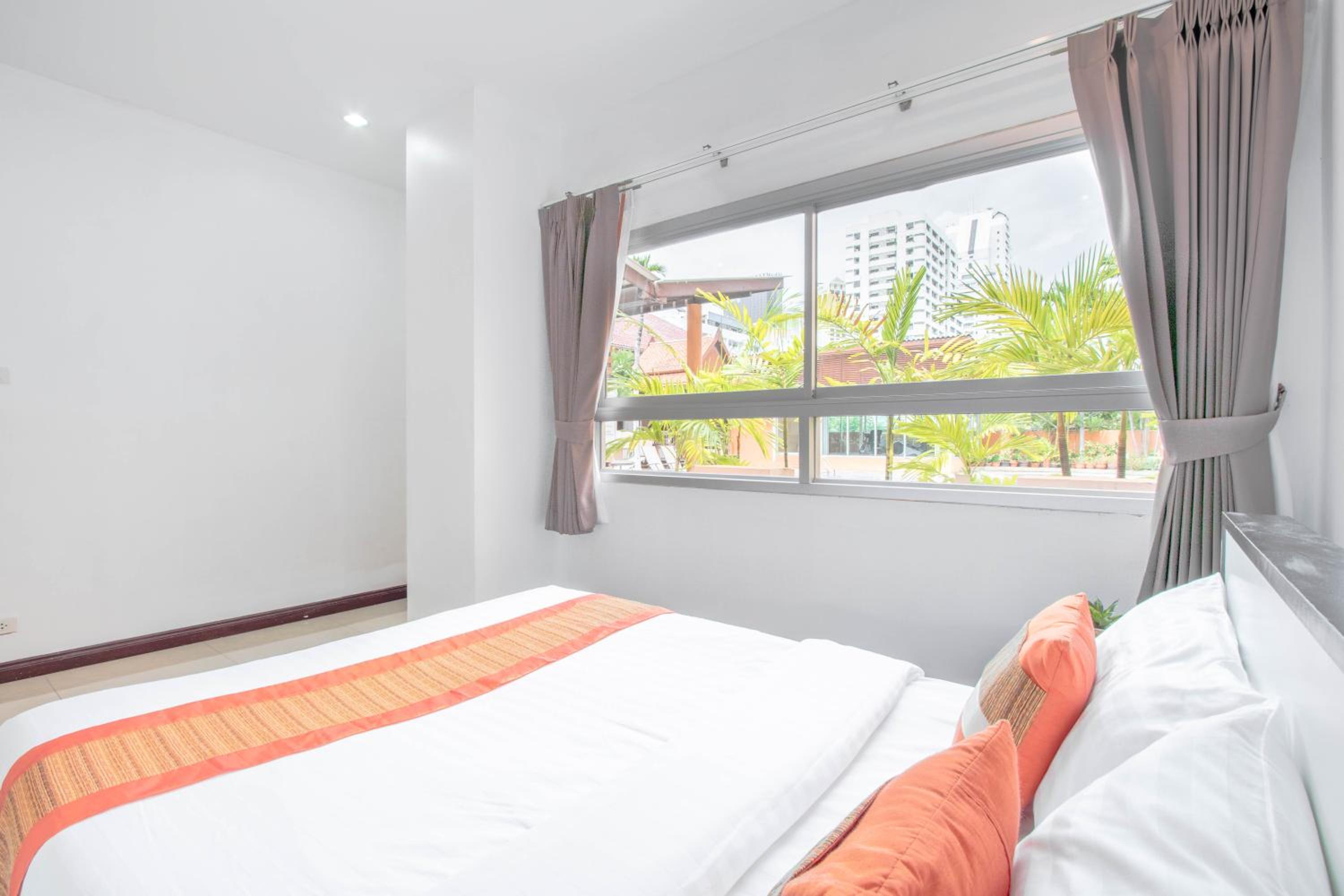 2 Bedrooms, Apartment, Pool Side