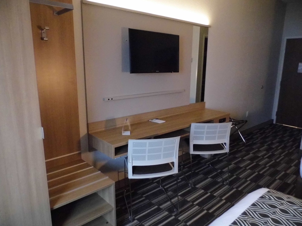 Microtel Inn and Suites By Wyndham Naples Vernal 32/50