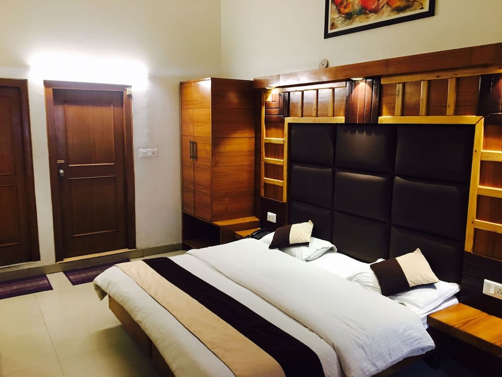 Hotel Kahkashan 11/16