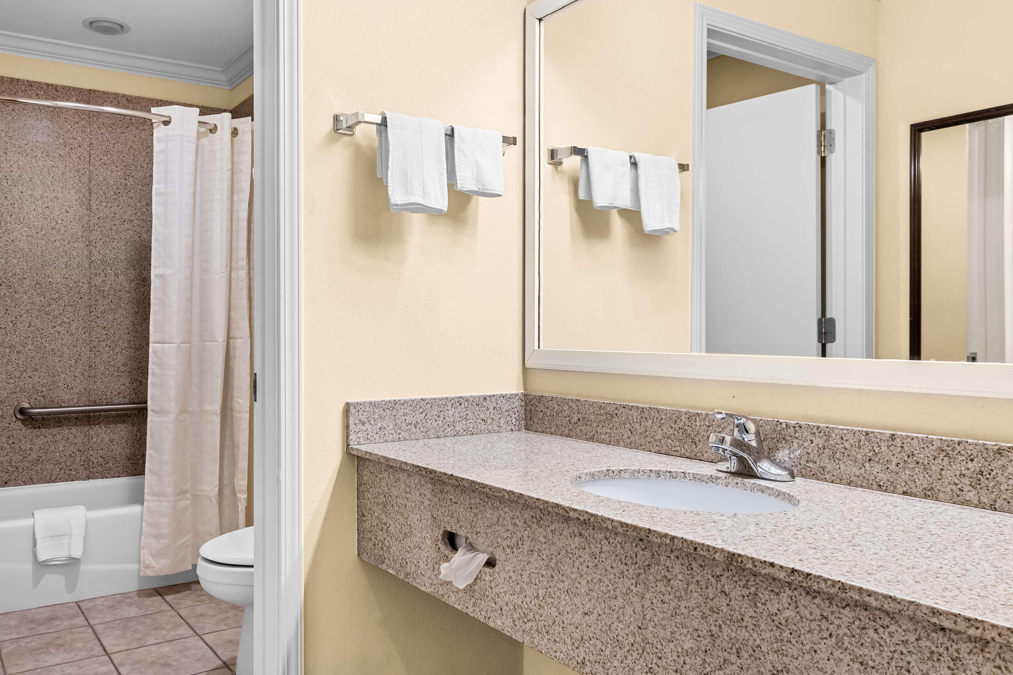 جناح بسرير كينج بجاكوزي، Best Western Forest Inn 2/2