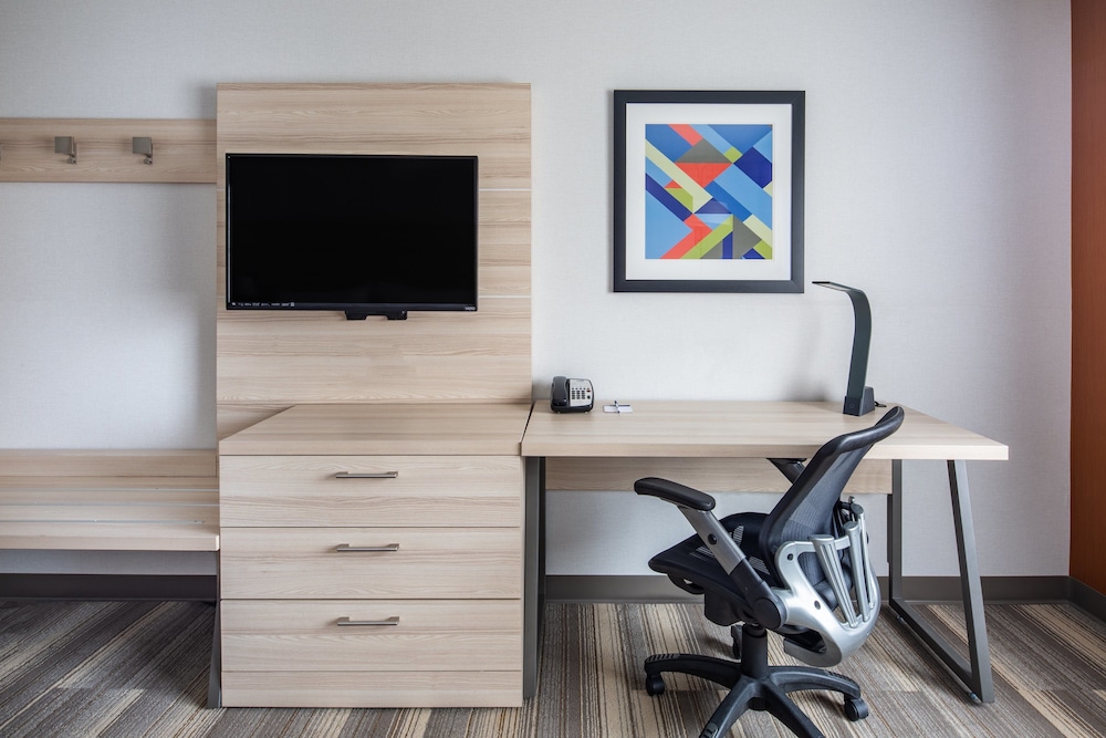 Holiday Inn Express Hotel And Suites Ontario Airport 50/50