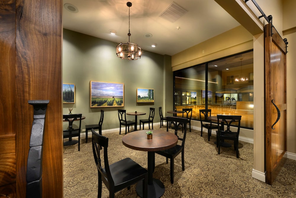Hotel Maison Yakima Tapestry Collection by Hilton 50/61