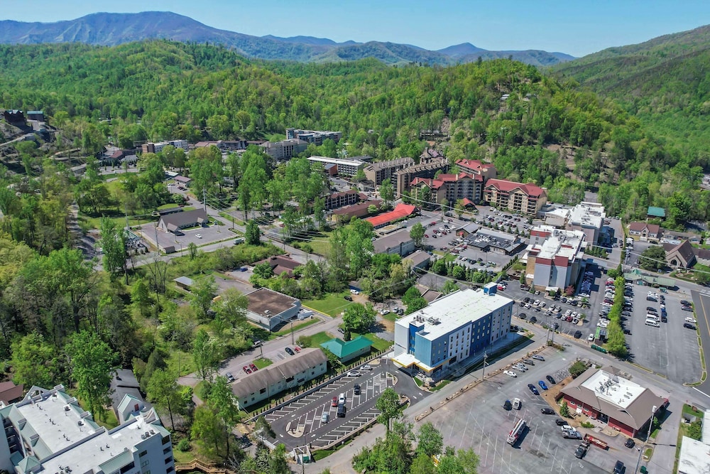 Comfort Suites Gatlinburg Downtown-Convention Center 53/60