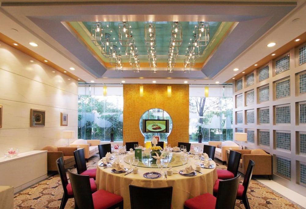 Luxemon Xinjiang Yindu Hotel 24/30