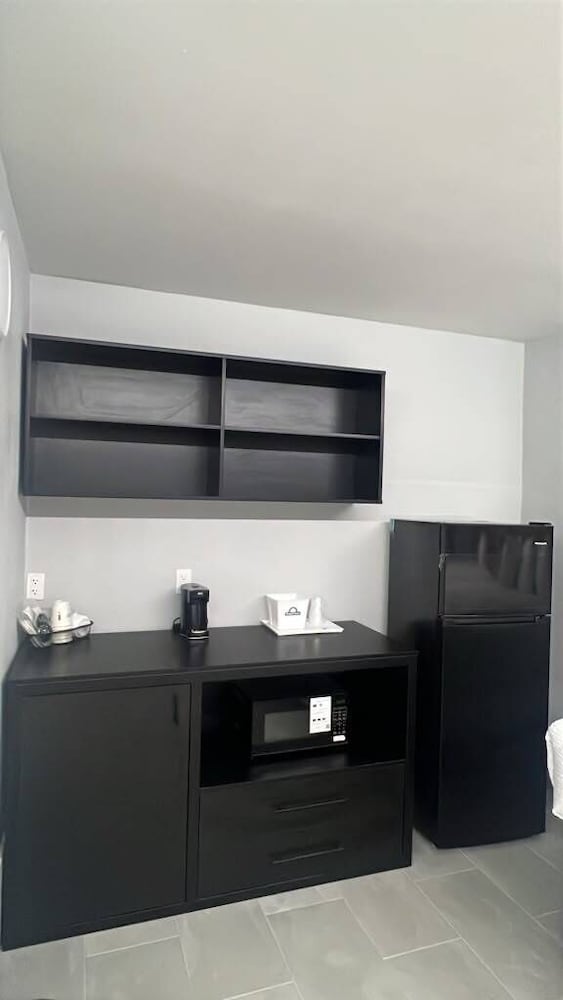Days Inn & Suites by Wyndham Texas City 17/52