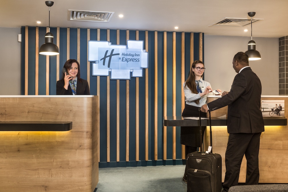 Holiday Inn Express Watford Junction 5/68