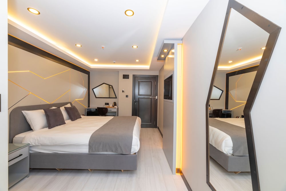 DELUXE, DOUBLE BED