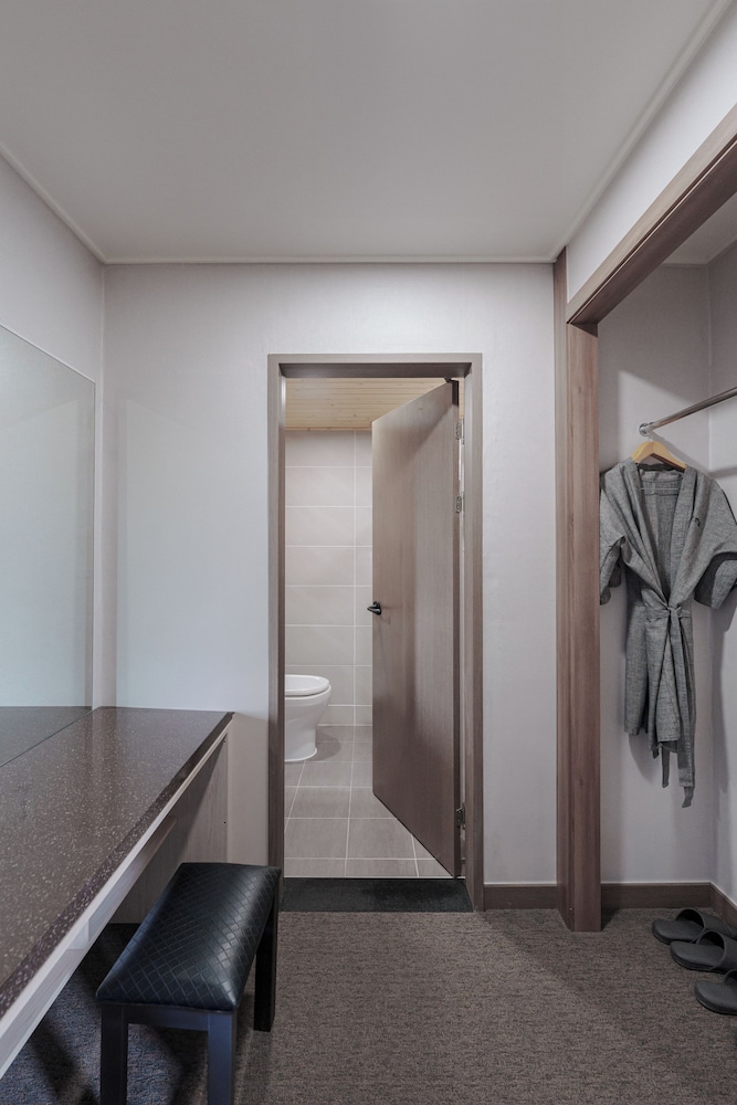 Jeonju YeongHwa Hotel 50/50