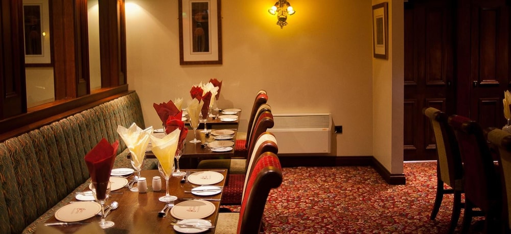 Corr's Corner Hotel 41/42