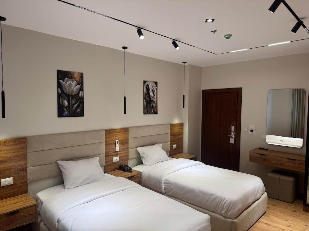 Comfort, Suite, Twin Beds, Partial Pyramids View, Balcony