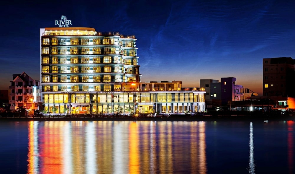 River Hotel 5/79