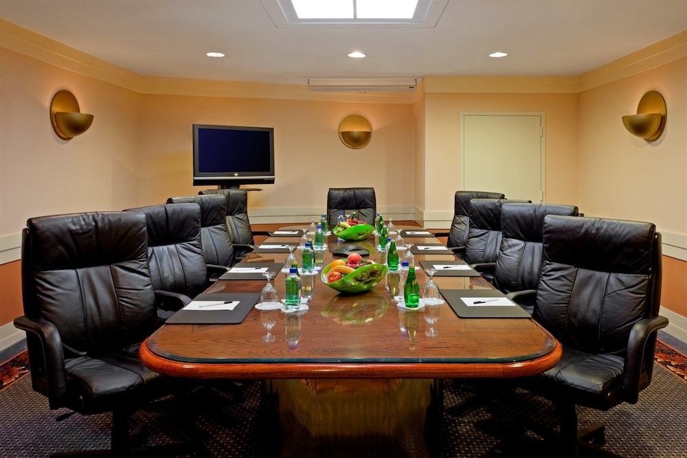 DoubleTree by Hilton New York LaGuardia Airport 53/54