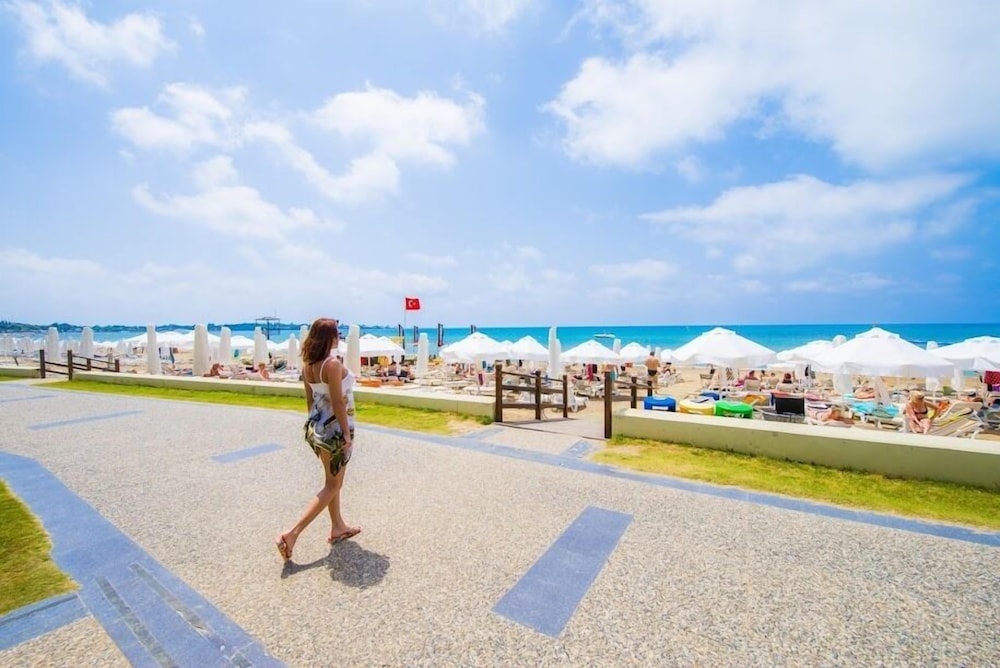Sandy Beach Hotel 41/48