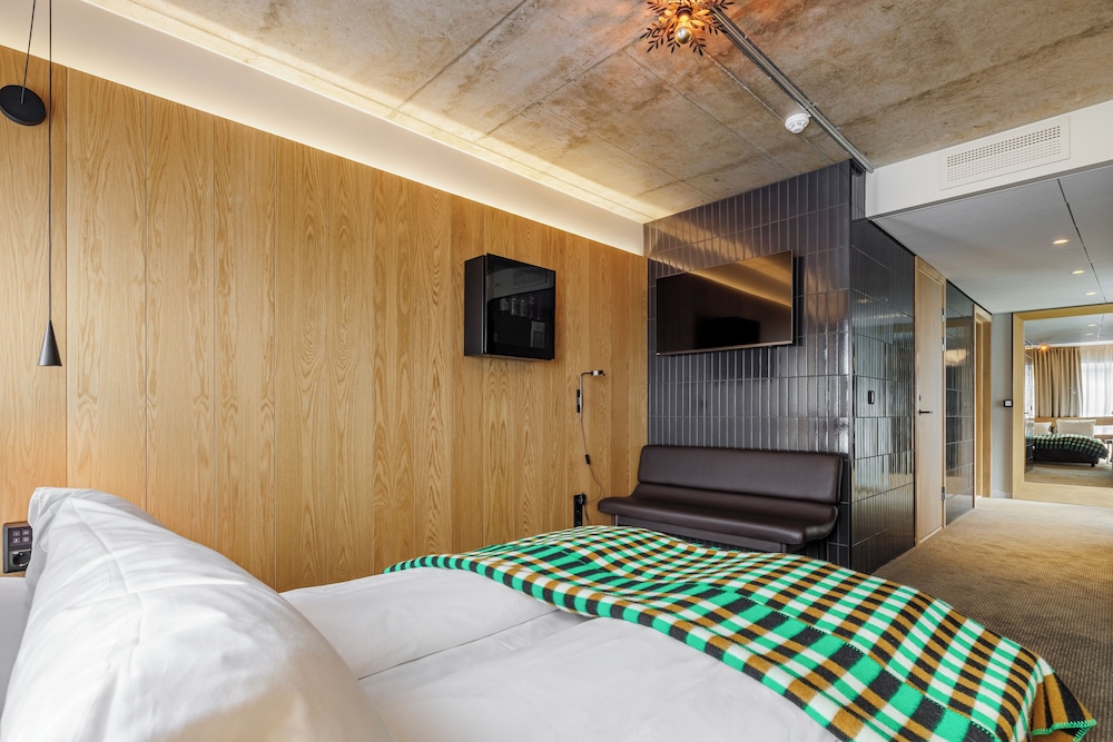SUITE, CORNER