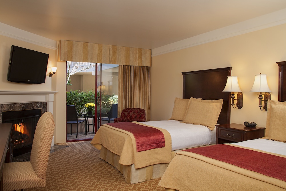 DELUXE, 2 QUEEN BEDS