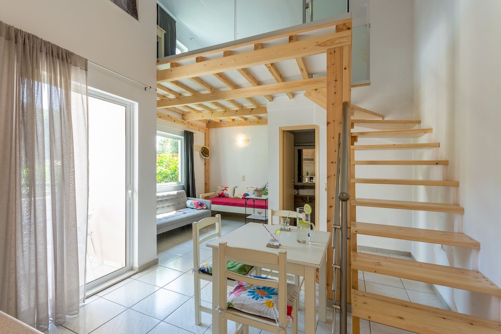Happiness Apartments 12/75