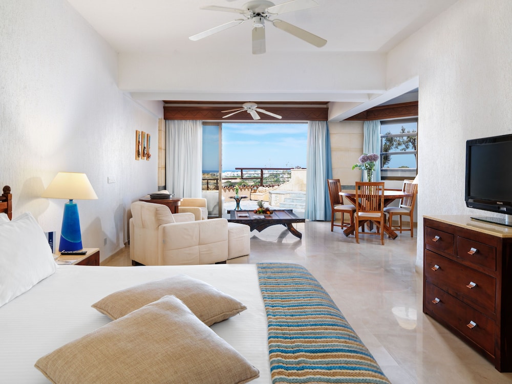Coral Beach Hotel and Resort 58/95