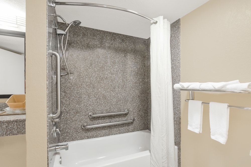 Super 8 By Wyndham Sarasota Near Siesta Key 14/29