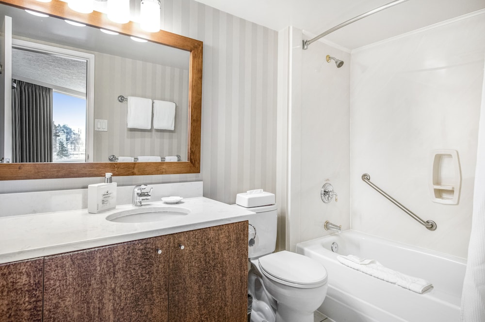 Victoria Regent Waterfront Hotel & Suites 84/86