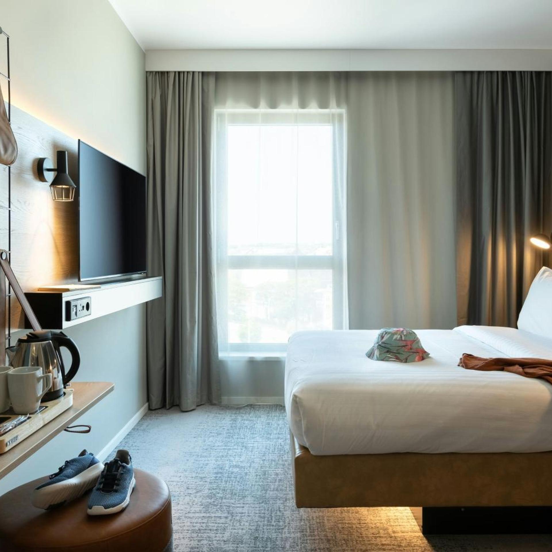 Moxy, Queen Bed, Top Floor، Moxy Plymouth 2/4
