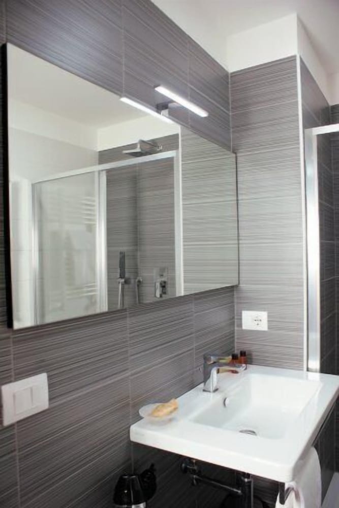 Hotel Leopardi 36/37