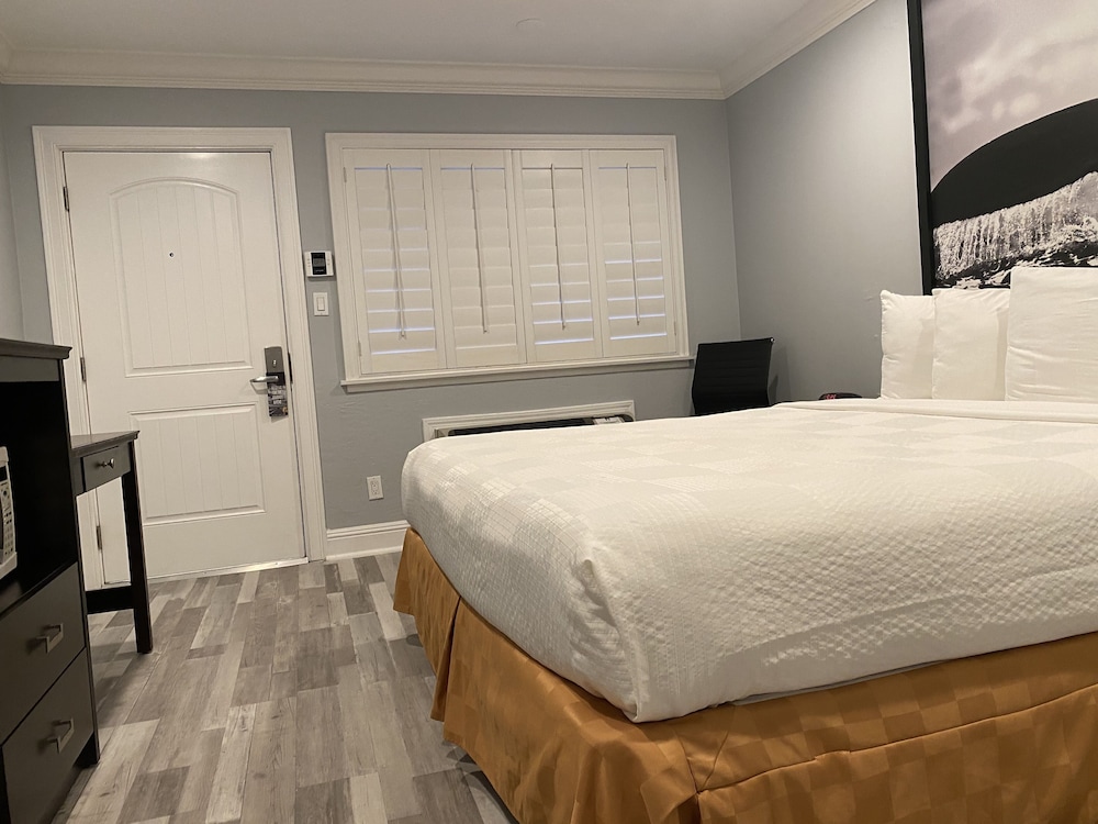 Super 8 By Wyndham Monterey/Carmel 30/48
