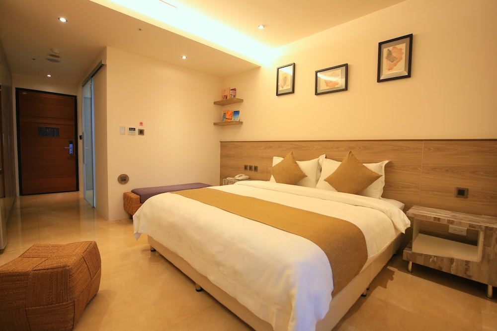 STANDARD, QUEEN BED, CITY VIEW, BALCONY