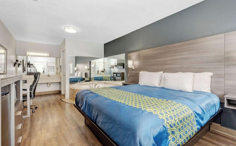 Suite, Queen Bed, Hot Tub, Smoking