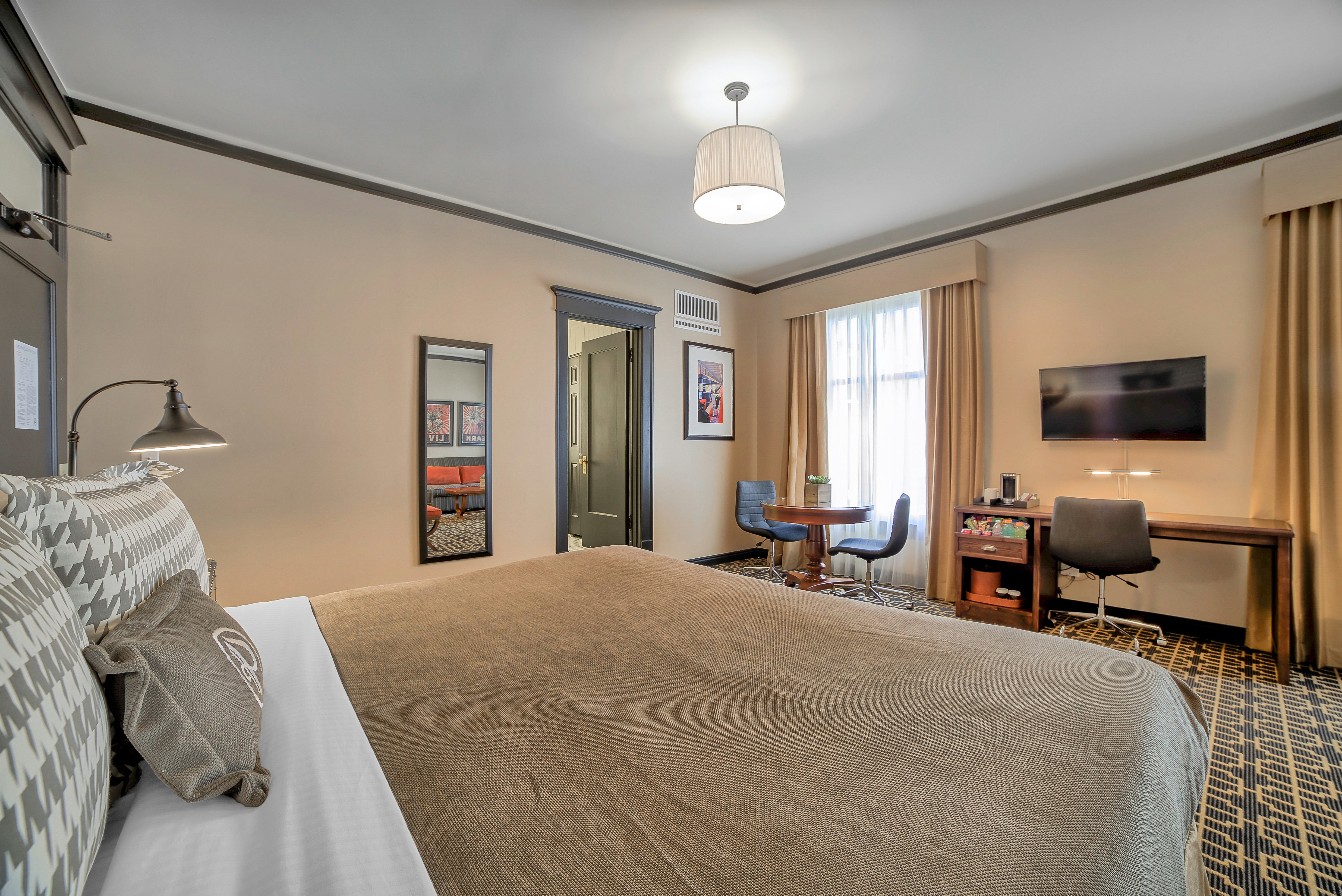ROOM, QUEEN BED