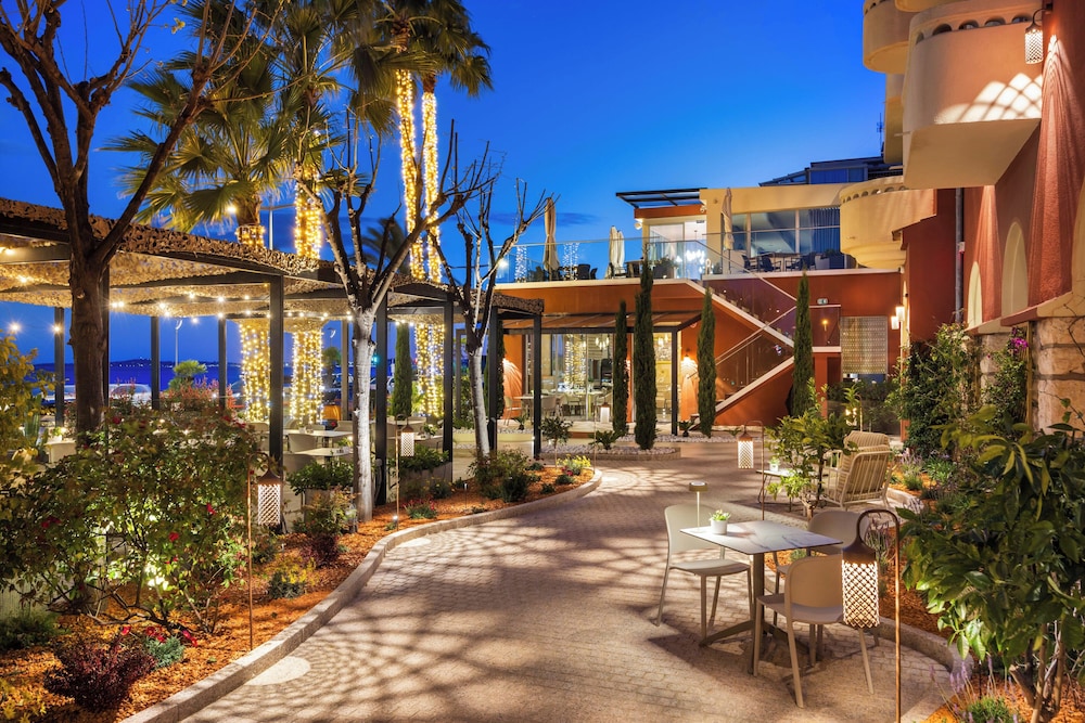 AEVA HOTEL 34/44