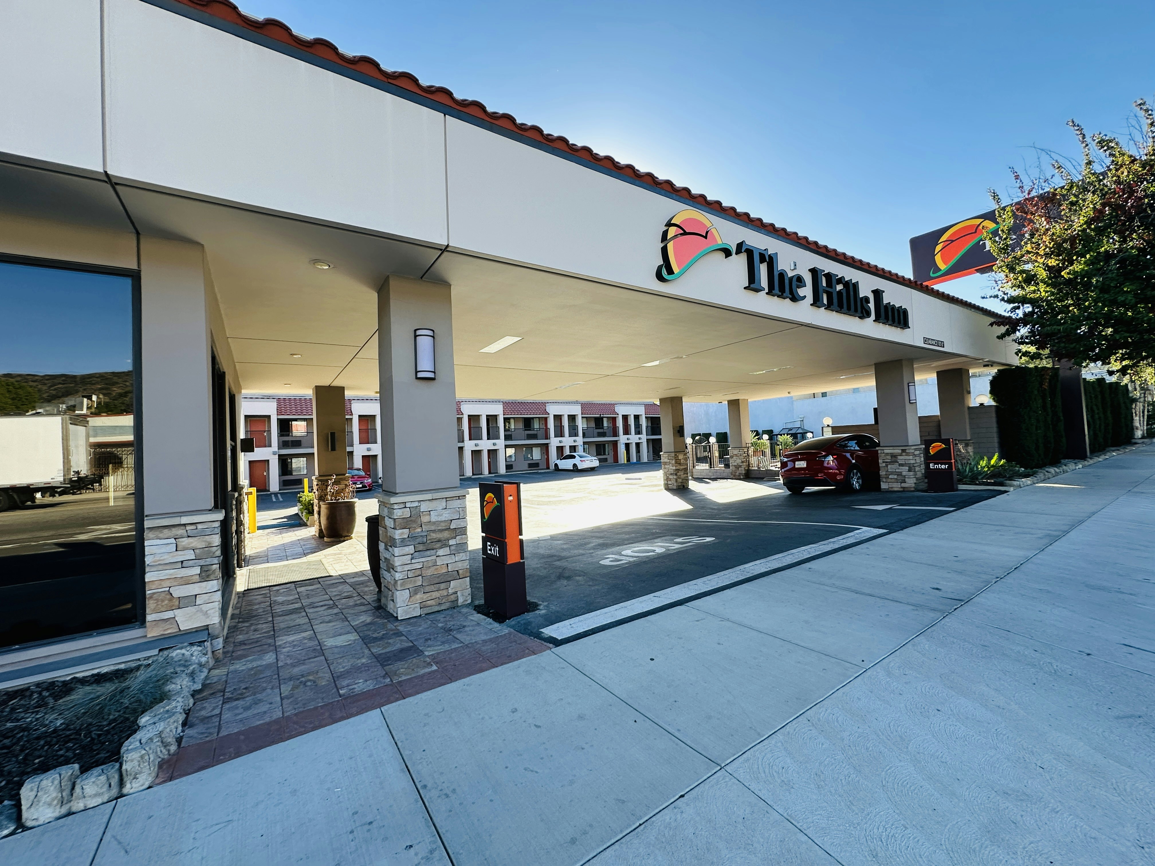 The Hills Inn Eagle Rock 42/55