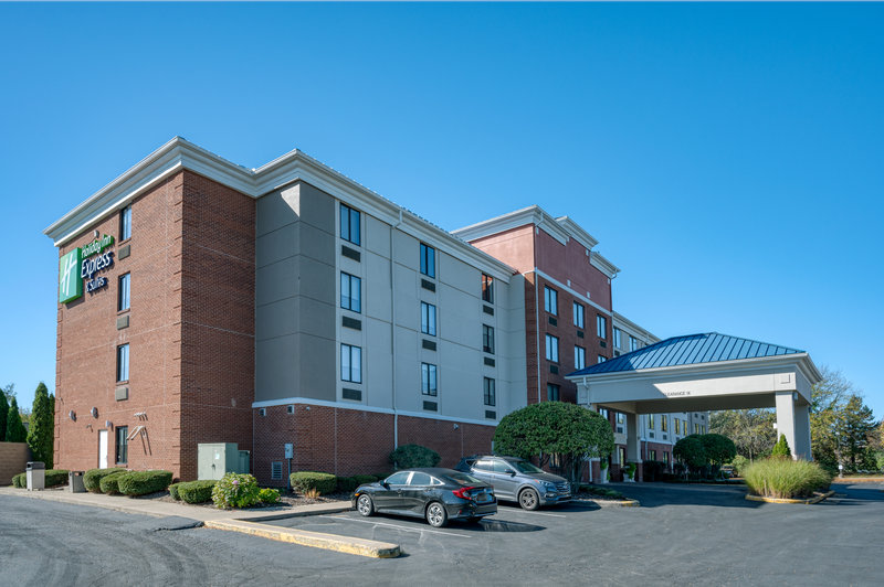 Holiday Inn Express & Suites Columbus Airport 50/50