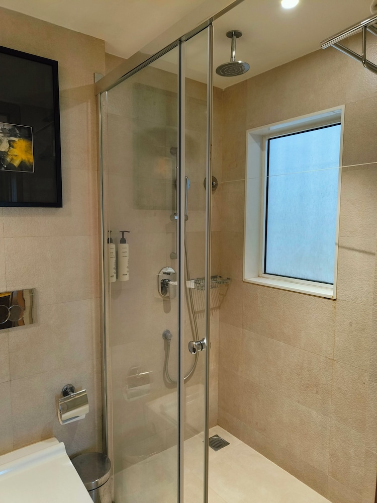 Royal Hometel Suites Dahisar Mumbai 39/43