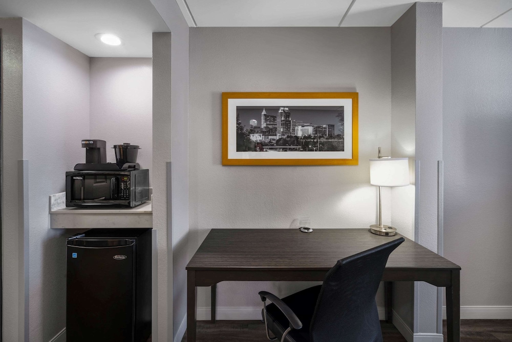 La Quinta Inn and Suites by Wyndham Raleigh Downtown North 29/47