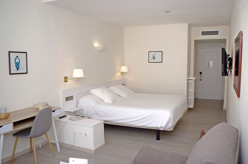 غرفة ثلاثية، Llafranch Hotel 2/3