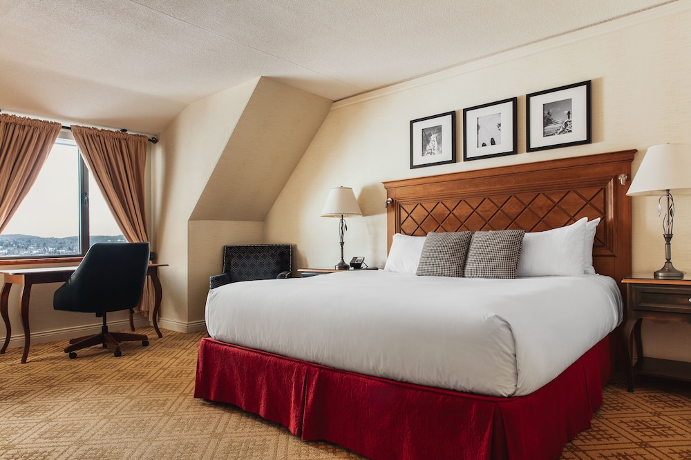 DELUXE, KING BED