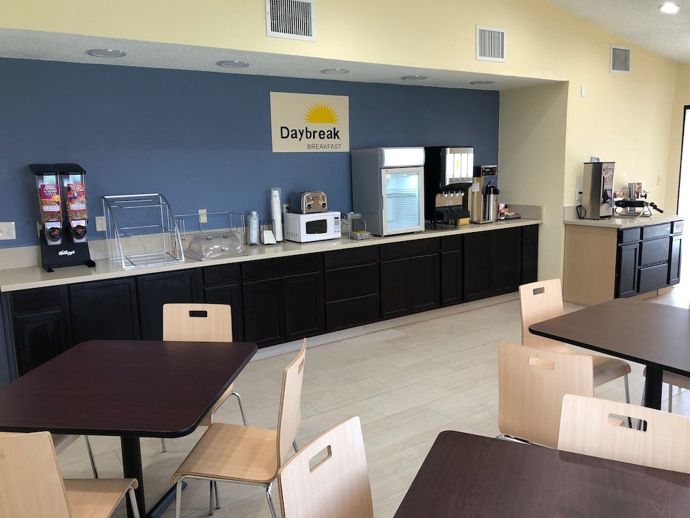 Days Inn By Wyndham King 7/8