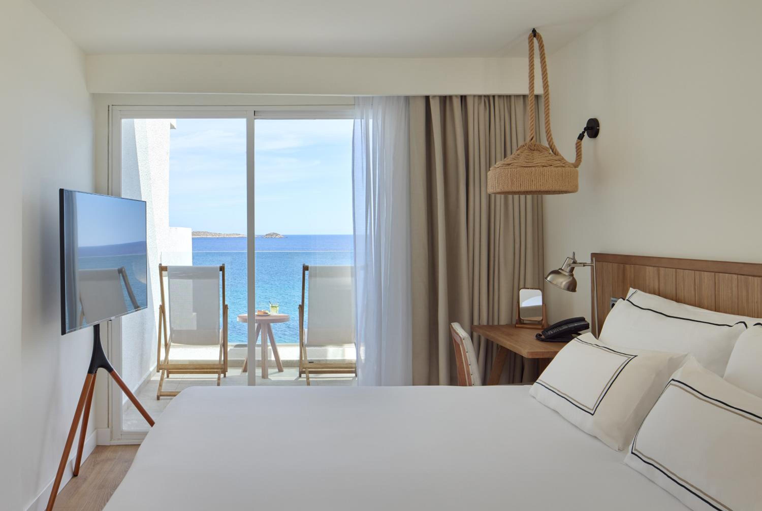 2 Bedrooms, Master, the Level, Suite, Double Bed