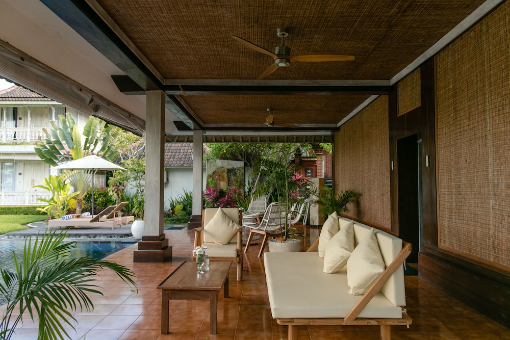 B Saya Villa And Restaurant 31/50